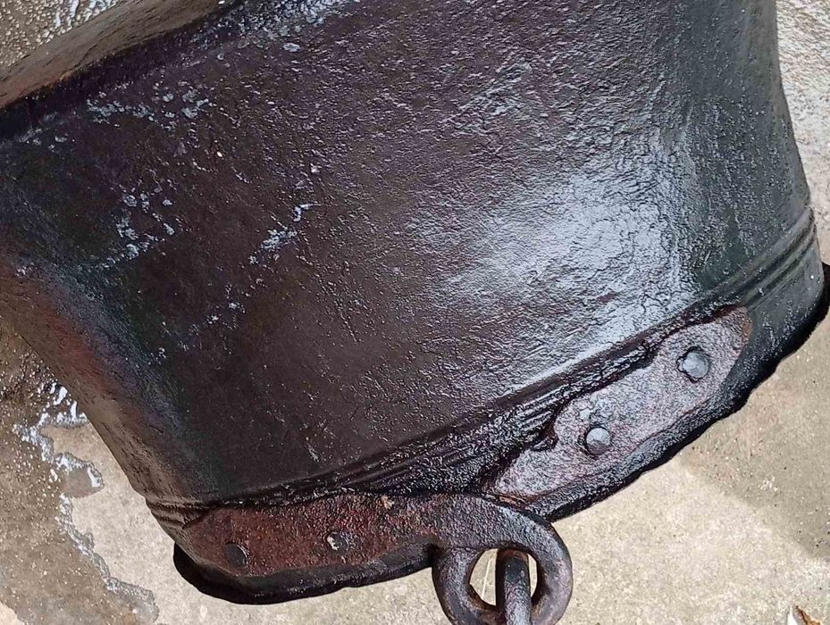 Продавам ръчно кован котел . Ръчно кована желязна дръжка. Другата част от казана е от бакър . 1920 г - 1950 г
