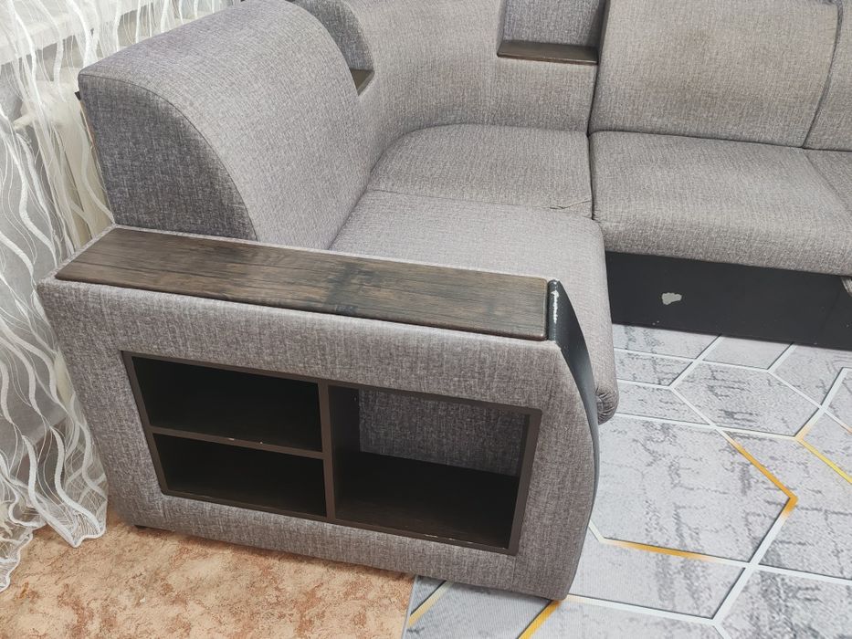 Продам угловой диван, раскладывается.