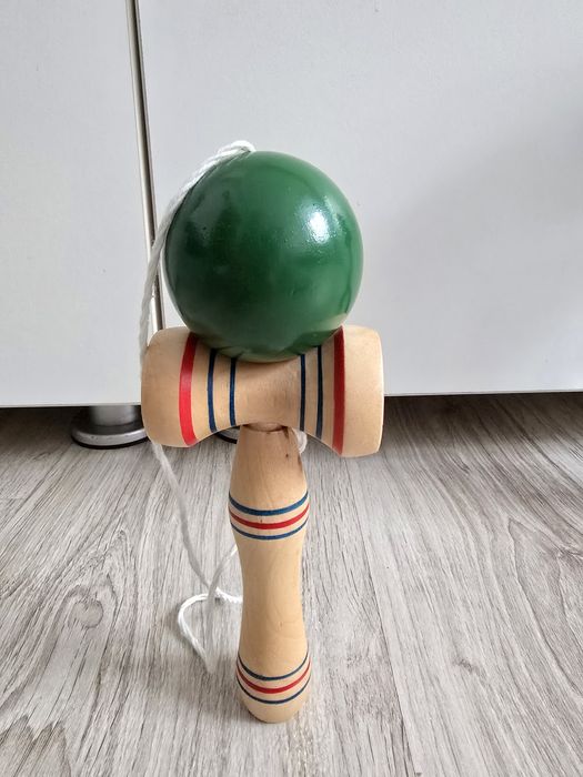 Kendama mare, cea mica este vanduta