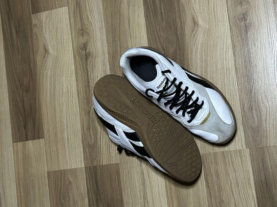 Обувки Reebok.