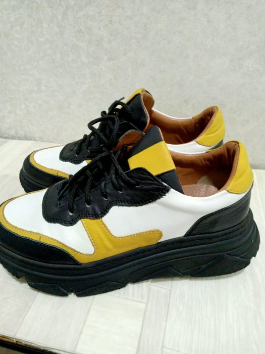 Женские кожаные кроссовки