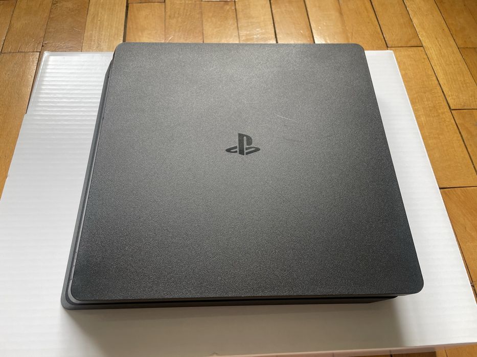 PlayStation 4 1TB doua manete