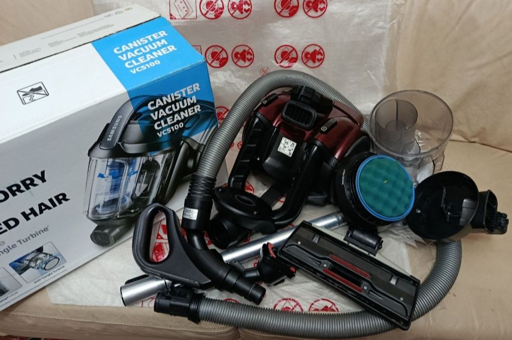 Пылесос Samsung 2100W.Мощный.Контейнер пылесборник.Состояние отличный.