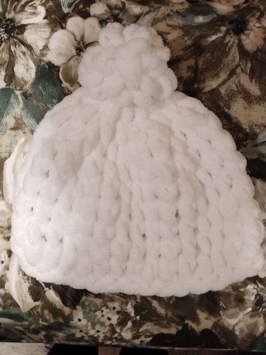 Шал-яка и шапка ръчна изработка, изплетени с пръсти