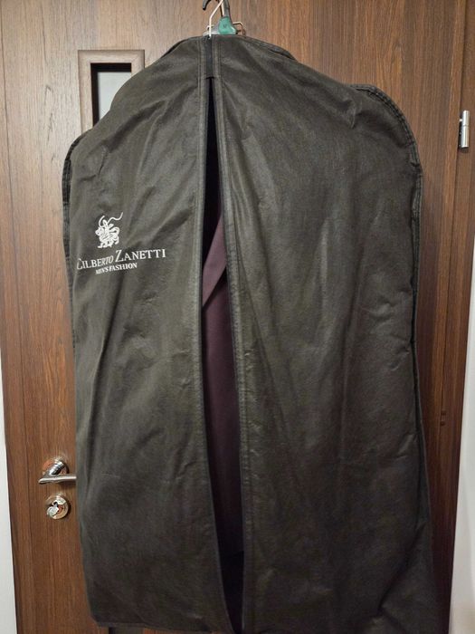 Costum barbati de culoare visinie
