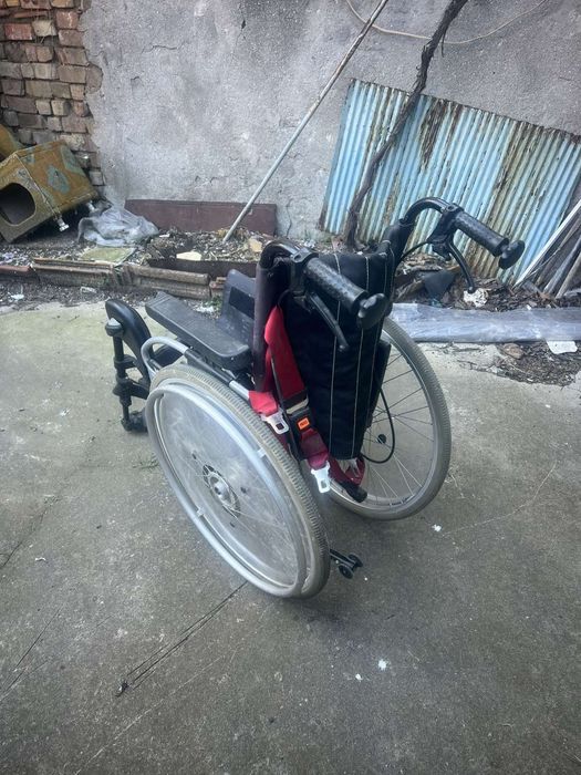 Инвалидна количка "Meyra" със стойка за ляв крак