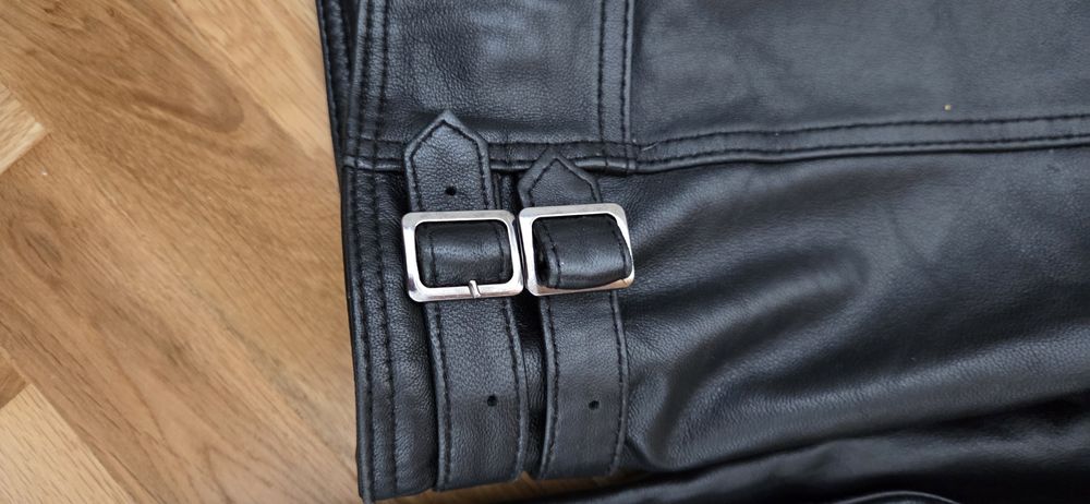 Черно кожено яке с естествен пух от лисица.