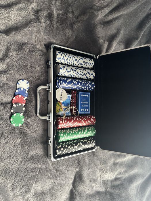 Покер сет - куфарче, допълнителни чипове и карти за покер