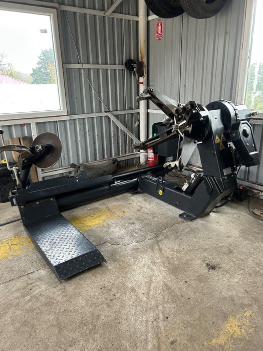 Mașina dejantat roți camioane - tractoare.