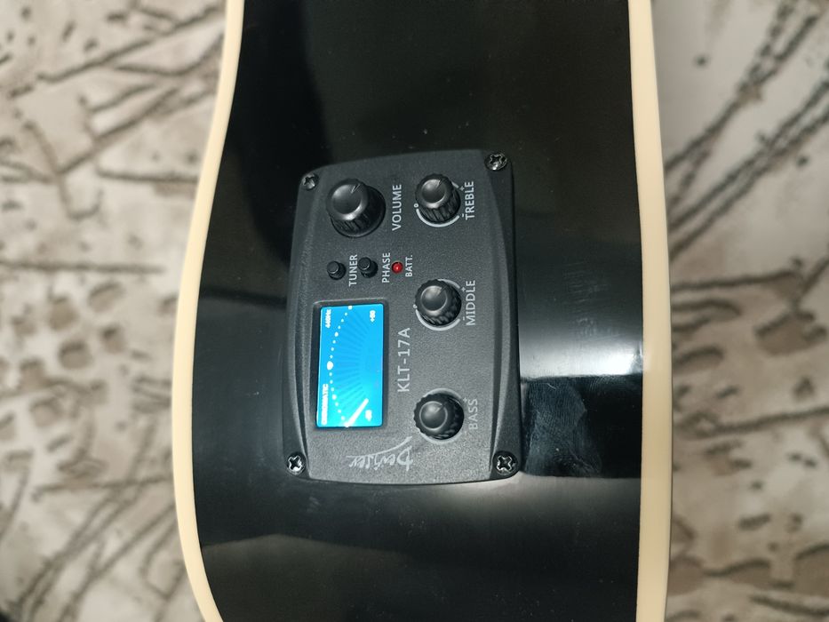 Электро - акустическая гитара, сумка, 2 медиатора и 5 струн