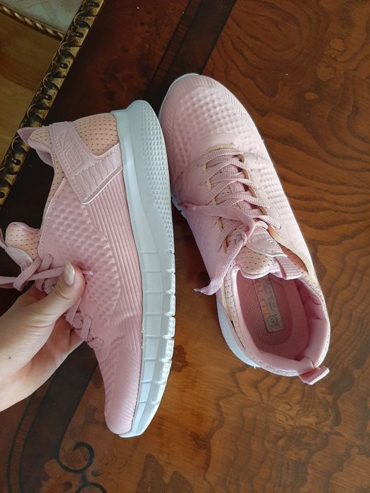 Кроссовки 37 размер.