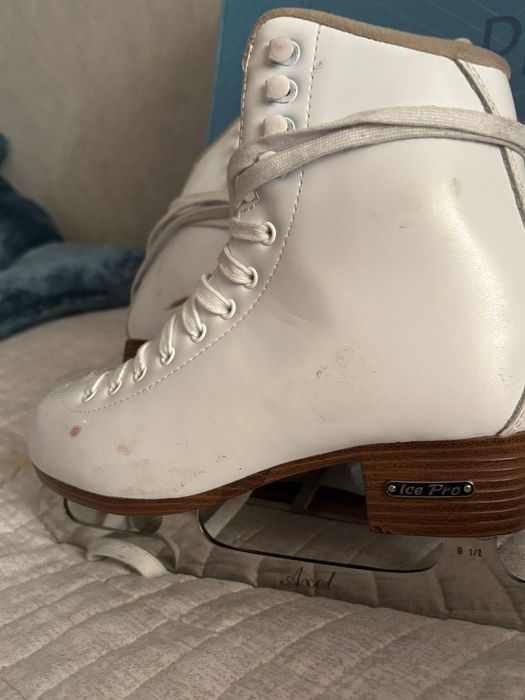 Продам коньки для фигурного катания.