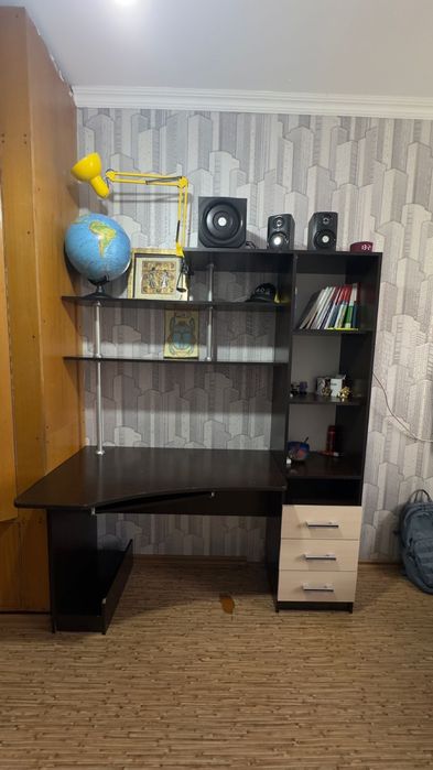 Письменный стол.