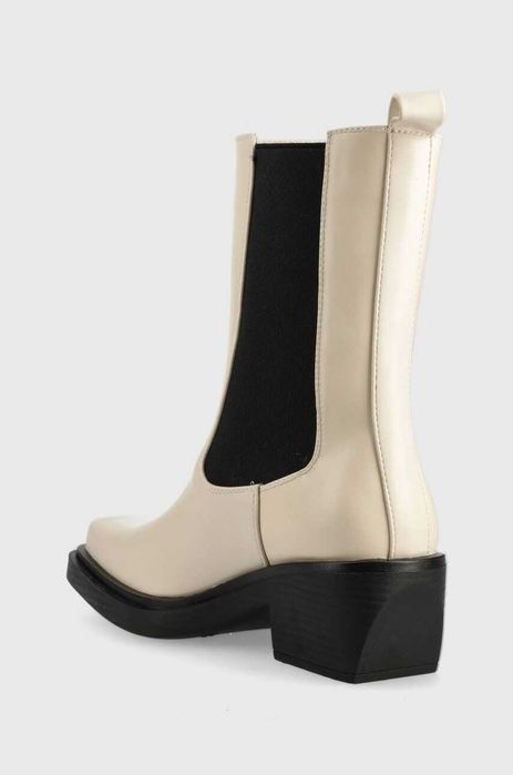 Cizme /ciocate crem, cu varf si toc patrat, marimea 40