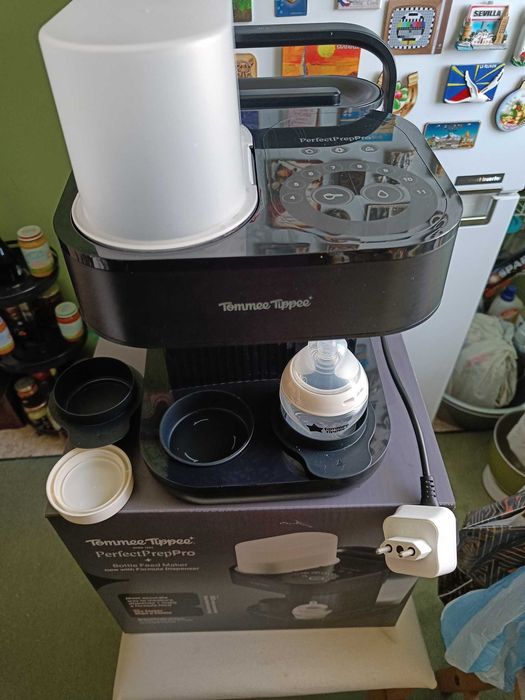 Машина за приготвяне на адаптирано мляко Tommee Tippee – Perfect Prep Pro, черна