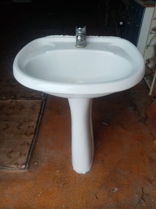 Продам раковину с ножками
