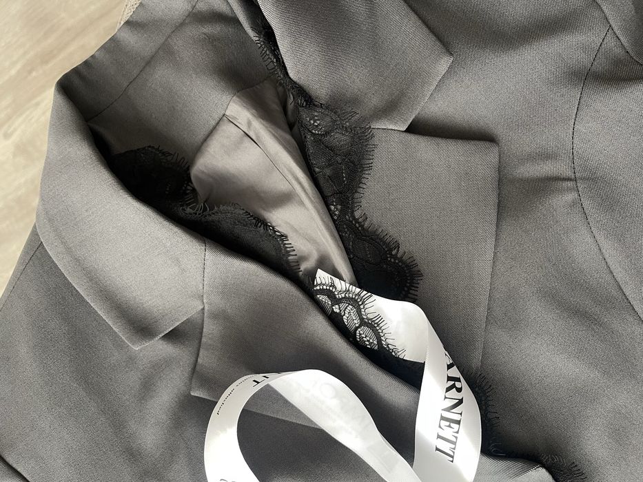 Нов комплект сако и пола