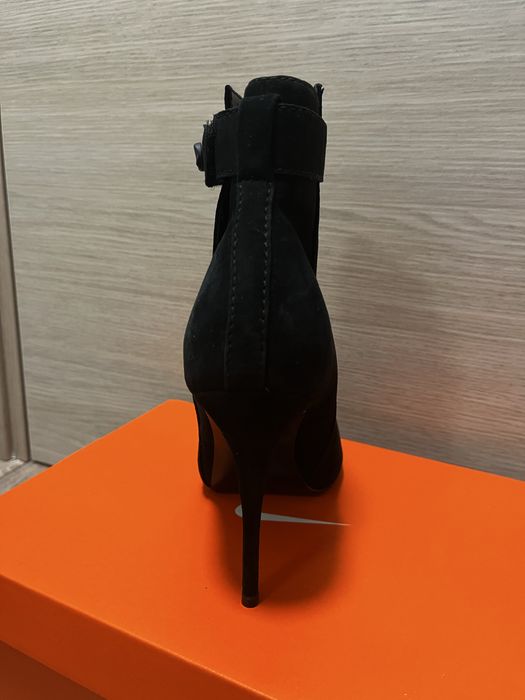 Сандали на ток Guess