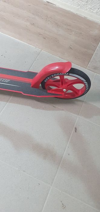 Продавам тротинетка с каска за дете и скейтборд