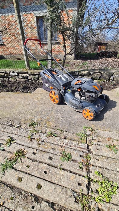 Бензинова самоходна косачка