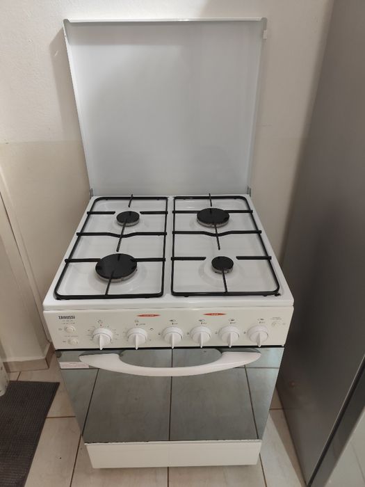 Aragaz Zanussi ZC 542 TS – Nou, complet funcțional, 4 arzătoare + cupt