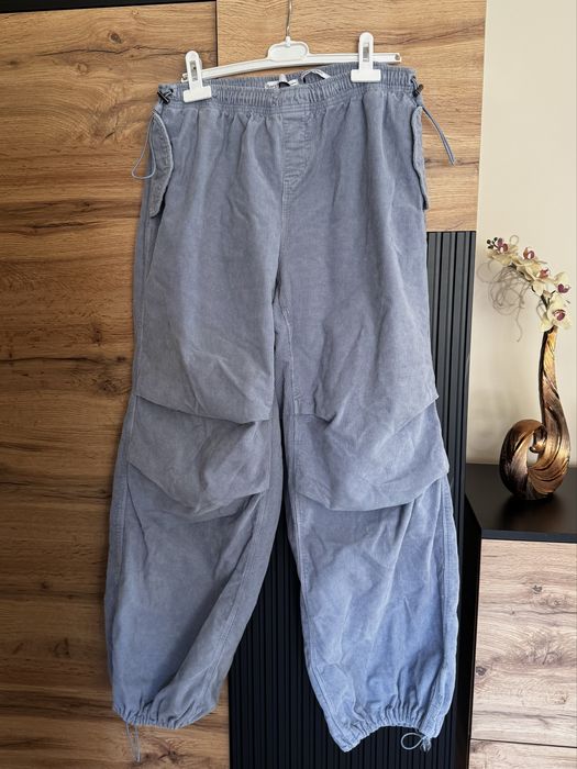 Син парашут панталон от Bershka, размер М