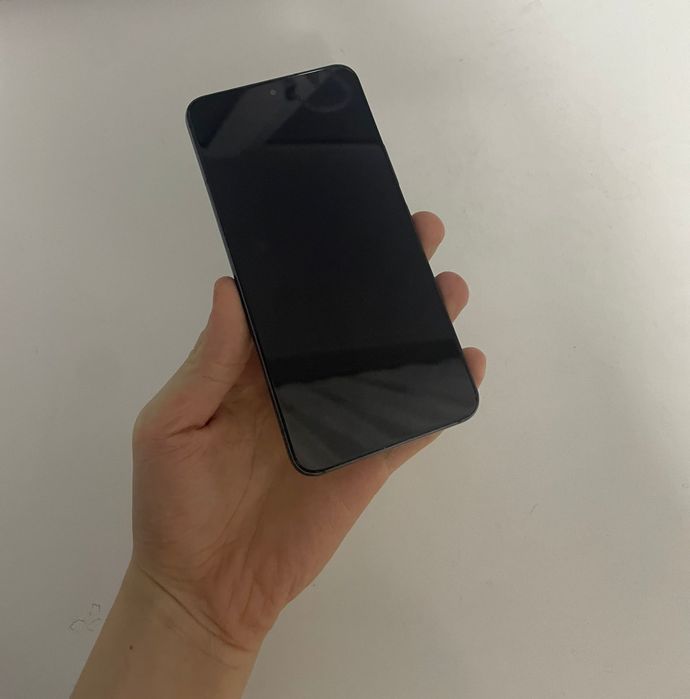 Samsung S22 в чёрном цвете.