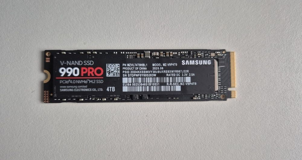 Vând ssd Samsung de 4tb aproape nou