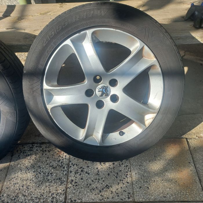 Продавам джанти 17' с летни гуми 215/55/17 за пежо