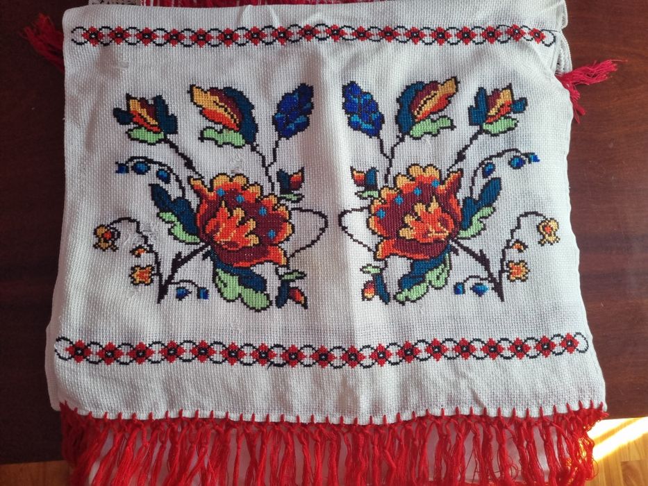 Prosoape/ peretare țesute manual cu motive tradiționale românești