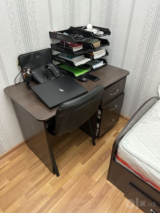 Продается Стол для уроков и работы . Ish va o’qish uchun stol sotiladi