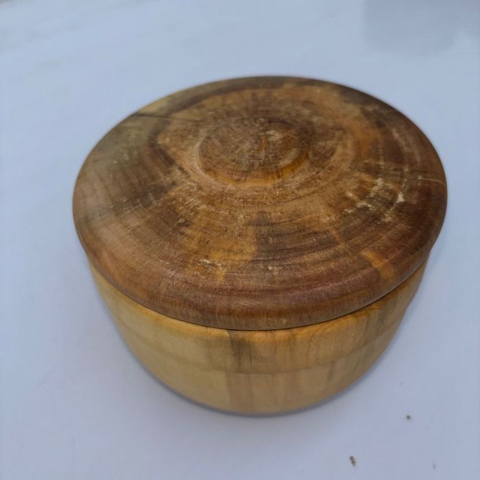 Cutie din lemn de salcie, cu capac Dimensiuni interior 6x11cm Finisat cu ulei mineral și ceara de albine și carnauba