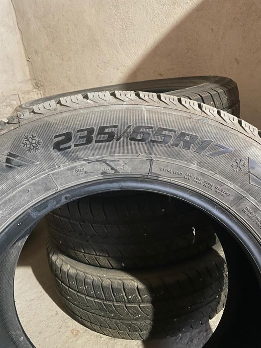 Продам комплект шин зимные 235/65/17 Farroad