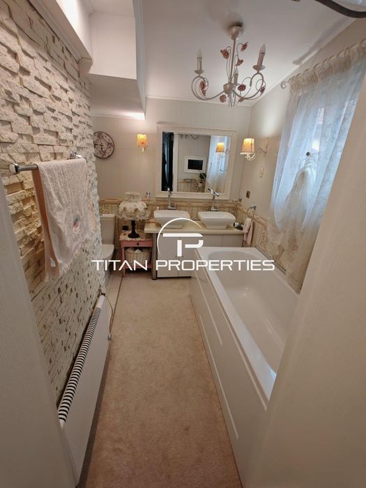 Дава се под наем Етаж от къща в Пловдив, Център - 140 кв.м за 1000 € - Снимка #18