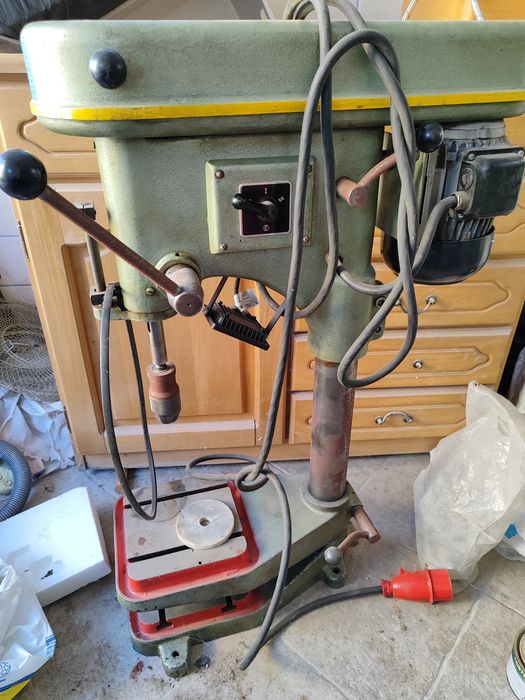 Mașina de găurit cu masa și coloana