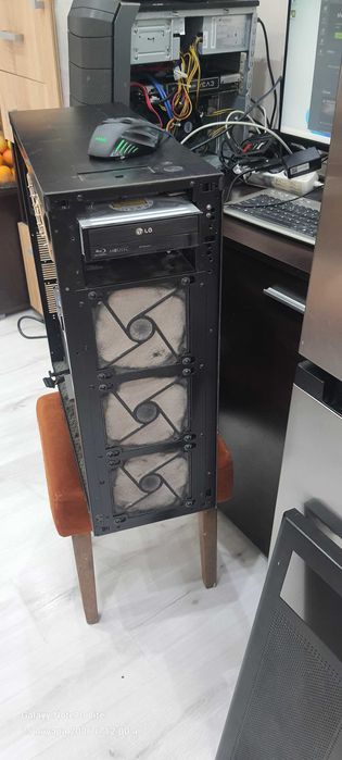 Компютър  с кутия