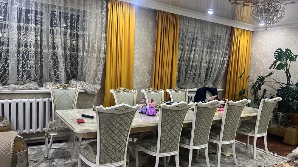 Стол со стульями для гостиной