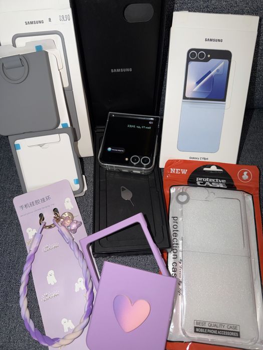 Galaxy Z Flip 6 с много аксесоари