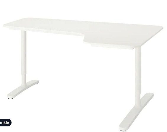 Vand birou alb Ikea pe colt dreapta