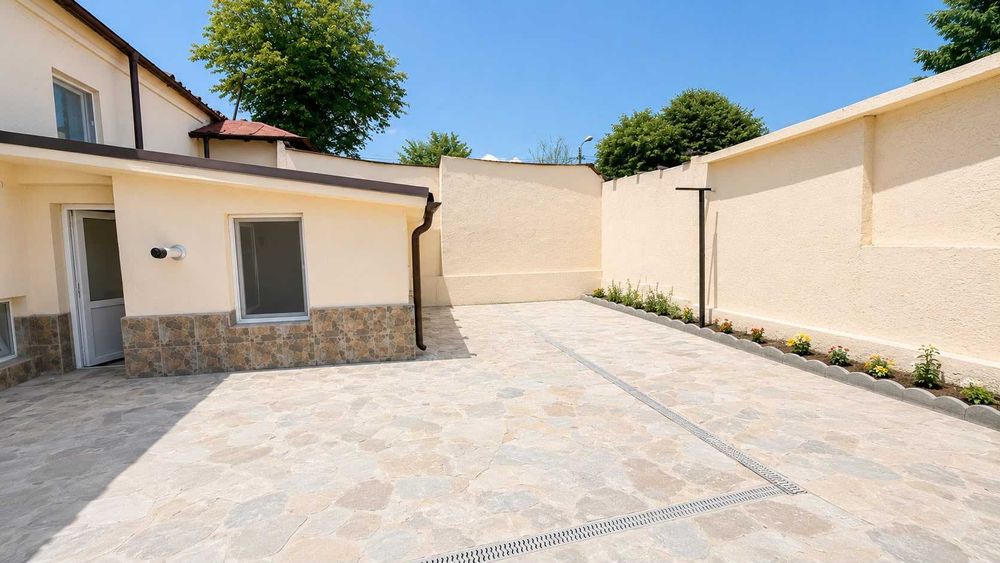 Casa la curte recent renovată și mobilată partial (bucătărie mobilată și utilată totul noua, baie complet amenajată totul modern și noua )