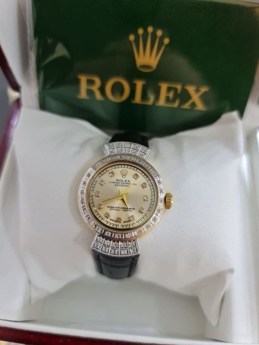 Миниатюрные и очень нежные женские часики Rolex с бриллиантиками.