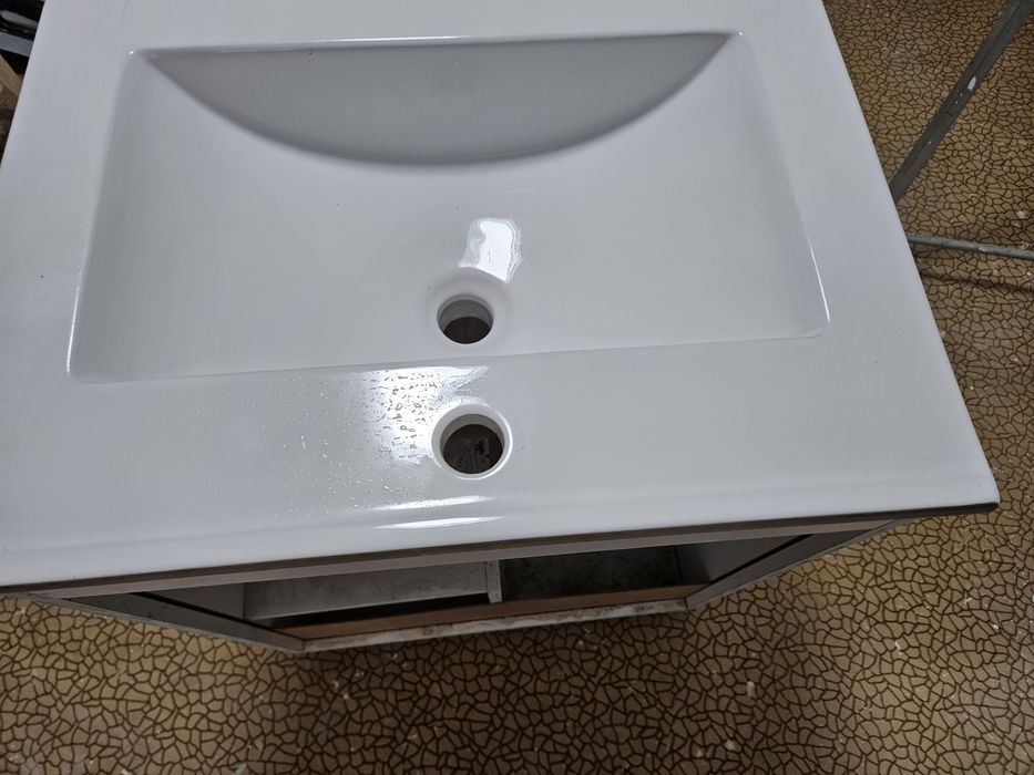 Mască  si chiuveta  de  baie noi