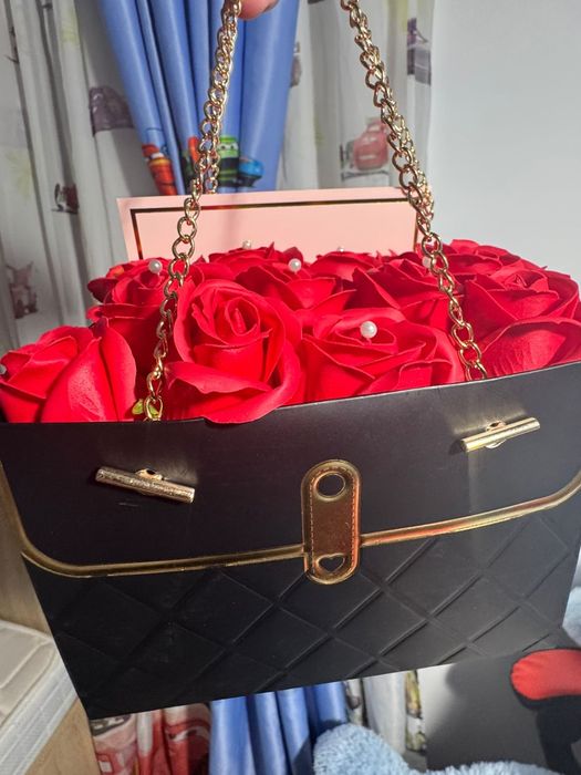 Geantă decorativă cu trandafiri roșii