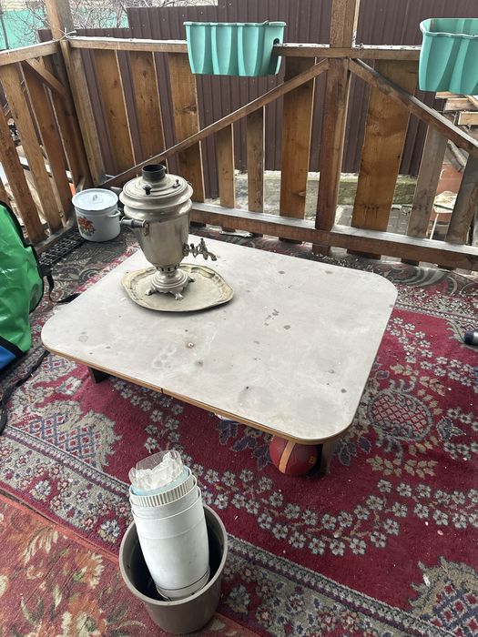 Стол, 3 матраса, 2 шкафа, диван