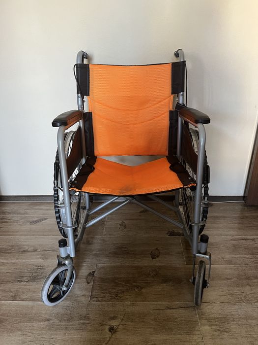 Vand Scaun cu Rotile (Nu are Cauciuc)