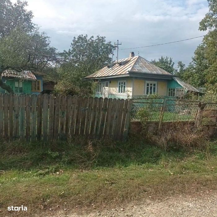 De vanzare casa batraneasca in Secuieni, teren de 2500mp, Pret 25000e