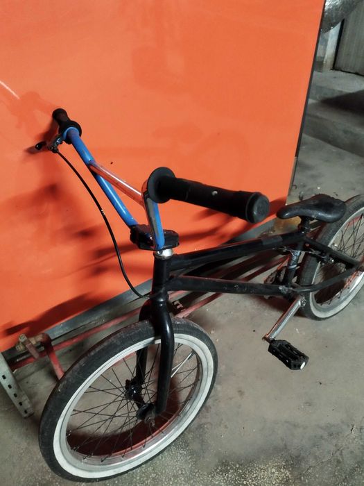 Vând bicicletaBMX
