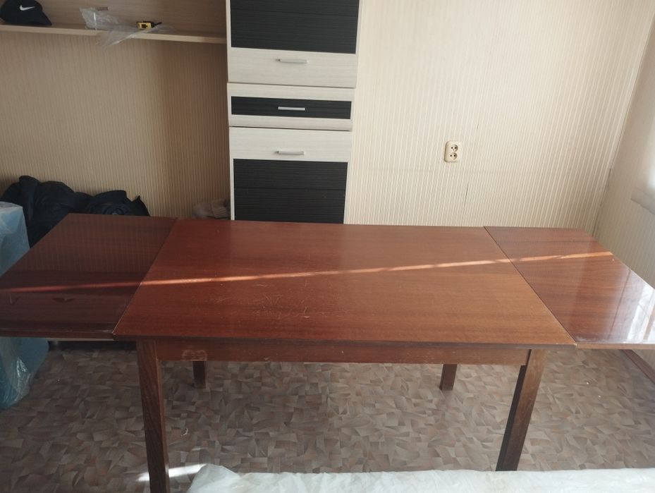 Продам стол из красного дерева