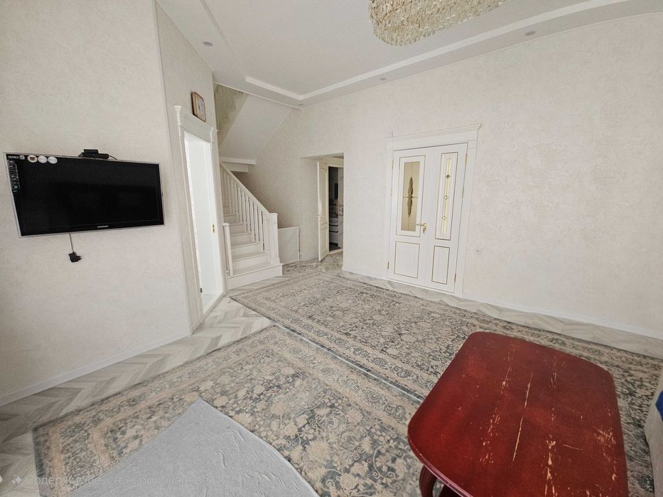 В Сергели продаётся двухэтажный дом с подвалом, с евроремонтом.