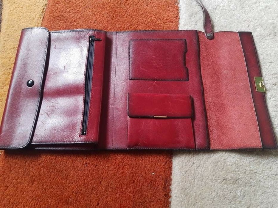 Vând geantă de piele de bărbați.